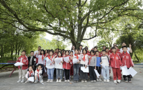 一个导航都搜不到的深山村小，他们跨省640公里去了两次