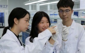 一张膜片里的“中国答卷”  ——杭师大学生团队”齿智以恒”以自研SMP膜片撬动312亿元隐形正畸市场